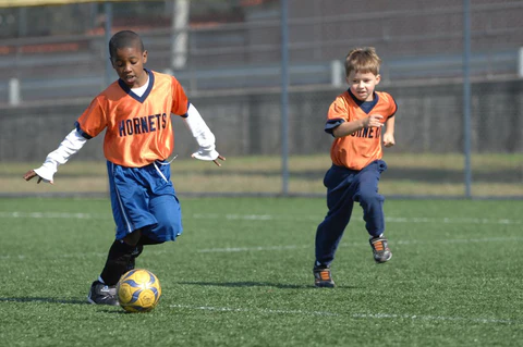 Estudiantes jugando futbol
